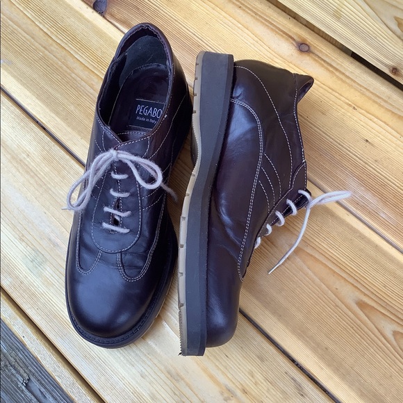 Leather chocolate brown shoe - Picture 1 of 4
